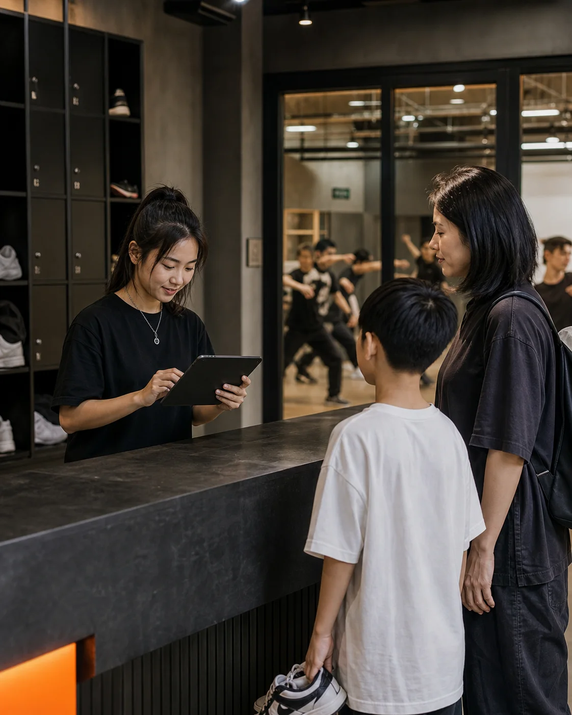 街舞机构前台接待学员与家长到店签到